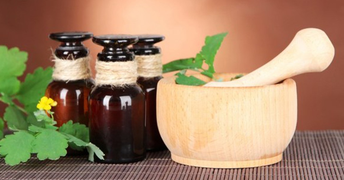 Сок чистотела эффективен в отношении папиллом, но использовать его для обработки век нужно осторожно