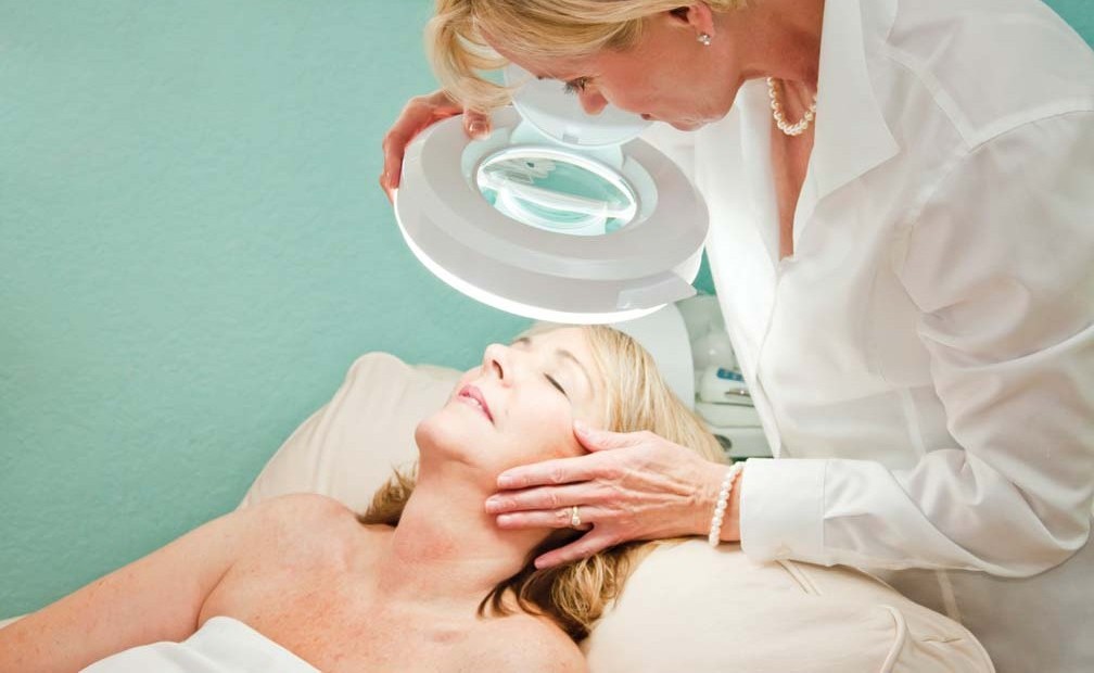 В ходе диагностики проводится дифференциация сифилида с обыкновенными угрями