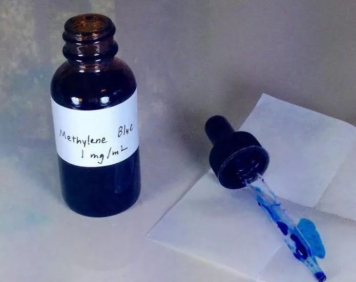 Водным раствором мителенового синего обрабатывают трещины больного