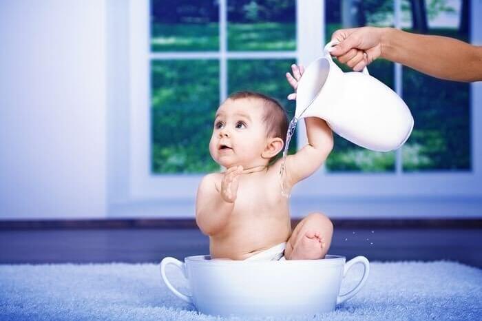 Закаливание малышей_обливание холодной водой