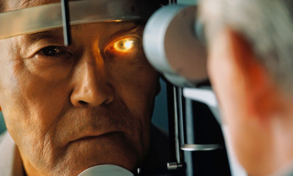 Для постановки диагноза врач проводит коордиметрию и исследует рефракцию