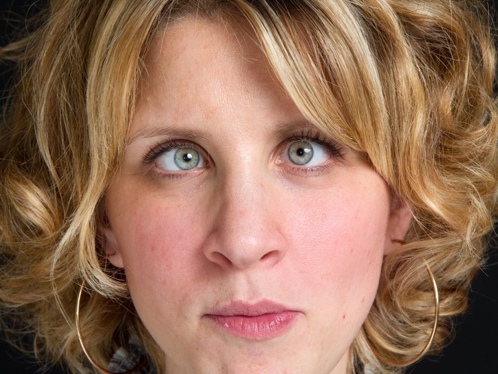 При сходящемся косоглазии у пациента один глаз направлен в сторону переносицы, а другой смотрит прямо.