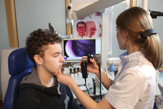 Диагностика носовых ходов для установления диагноза гнойный фронтит