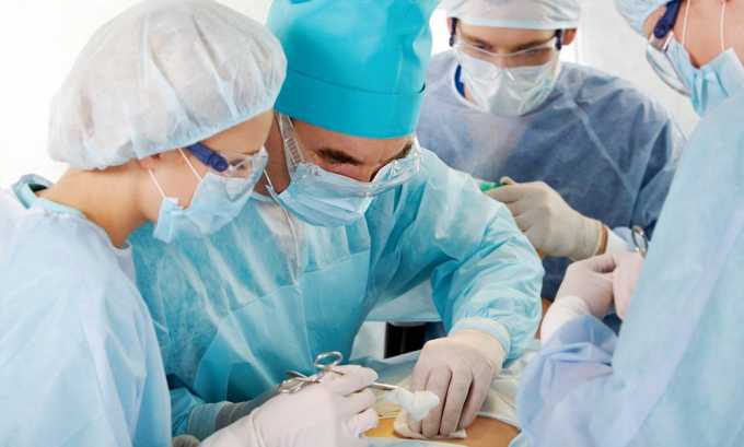 Часто рекомендуется носить бандаж после кесарева сечения в качестве поддерживающей восстанавливающей терапии