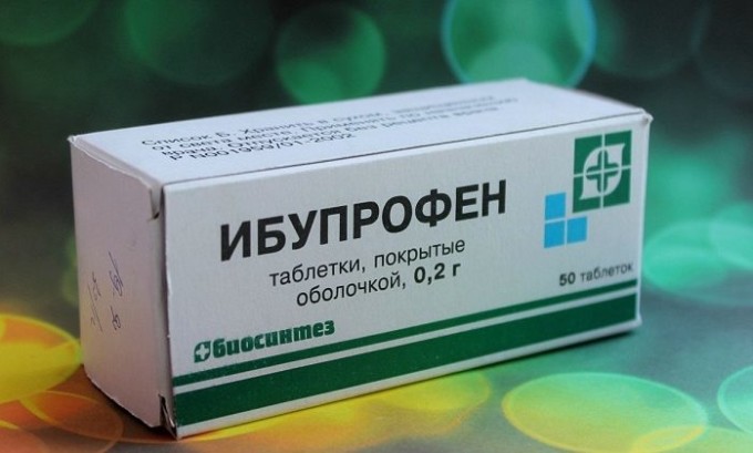 Чтобы устранить неприятные ощущения при онемении ног врач может прописать больному препарат Ибупрофен