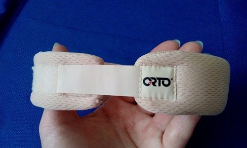 Шейный бандаж для новорожденных еще называют воротником (шиной) Шанца. Он помогает разгрузить шейный отдел позвоночника и создает условия для нормализации его работы