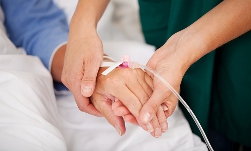 Пациентам в критическом состоянии некоторые лекарства могут вводить с помощью капельницы
