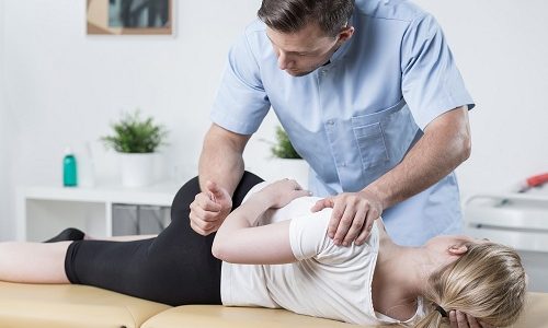 Для облегчения состояния больного при грыже позвоночника применяют мануальную терапию