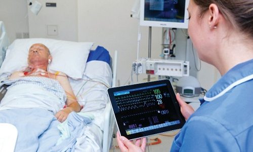 Первые дни после операции на позвоночнике проходят в постельном режиме, пациент получает интенсивное медикаментозное лечение