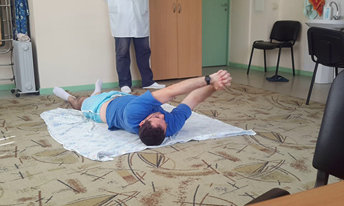 Реабилитация после удаления межпозвоночной грыжи поясничного отдела позвоночника заключается в выполнении комплекса упражнений, приеме назначенных доктором медикаментов, физиотерапии
